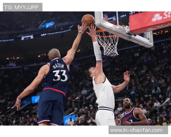 快船全力以赴迎接NBA杯新铺球场地板颜值惊艳引期待